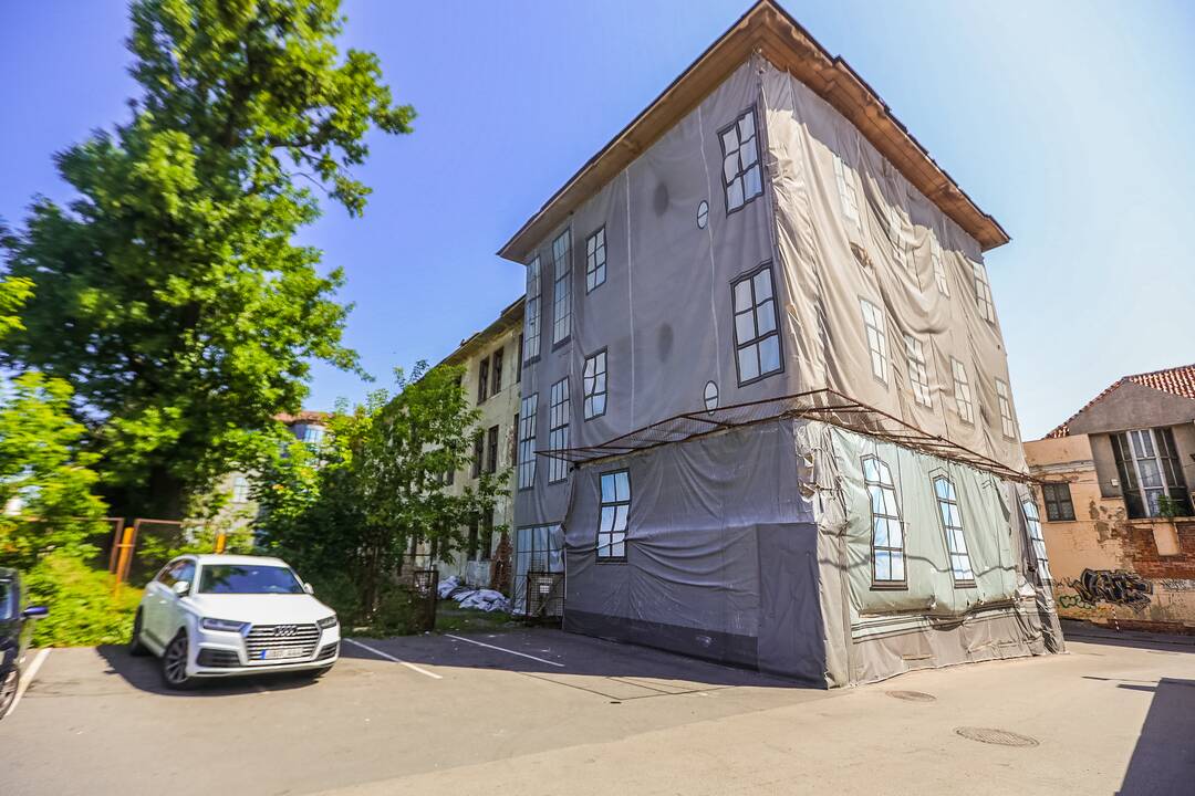 Darbai: šiuo metu atliekami darbai, kad pastatas nekeltų pavojaus aplinkiniams.