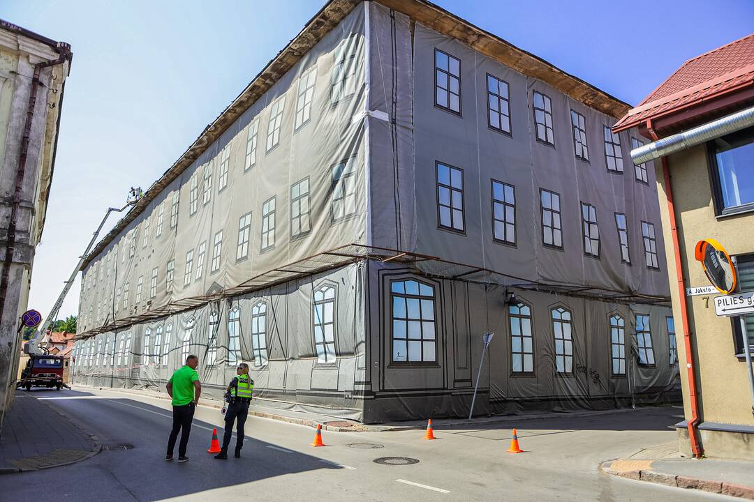 Darbai: šiuo metu atliekami darbai, kad pastatas nekeltų pavojaus aplinkiniams.