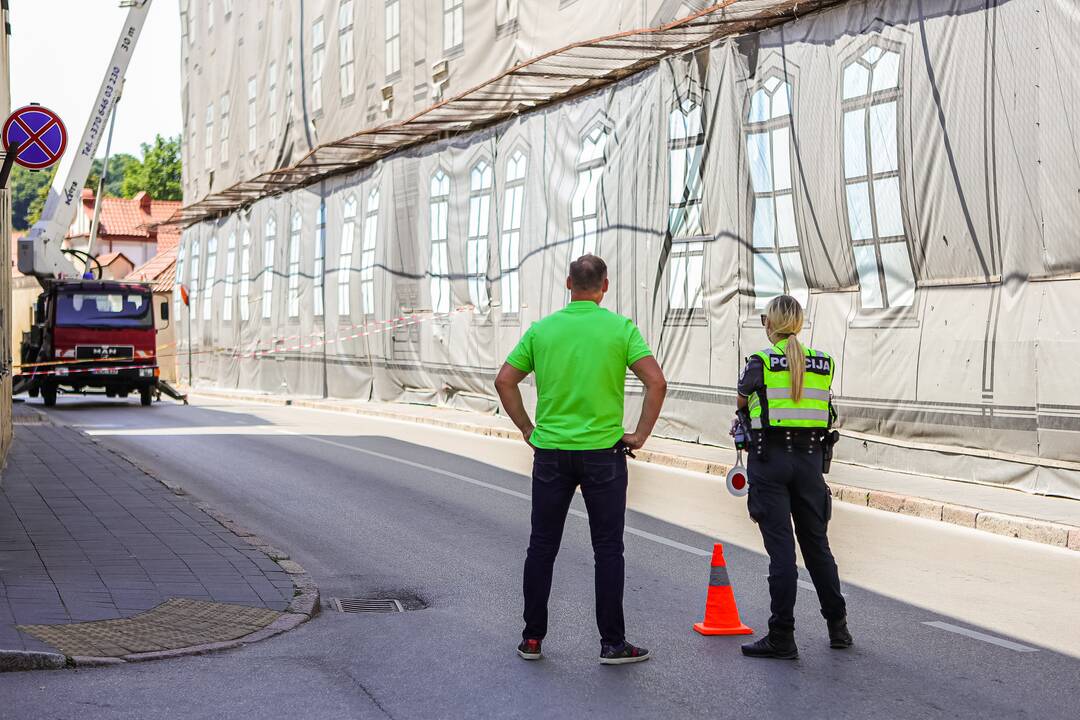 Darbai: šiuo metu atliekami darbai, kad pastatas nekeltų pavojaus aplinkiniams.