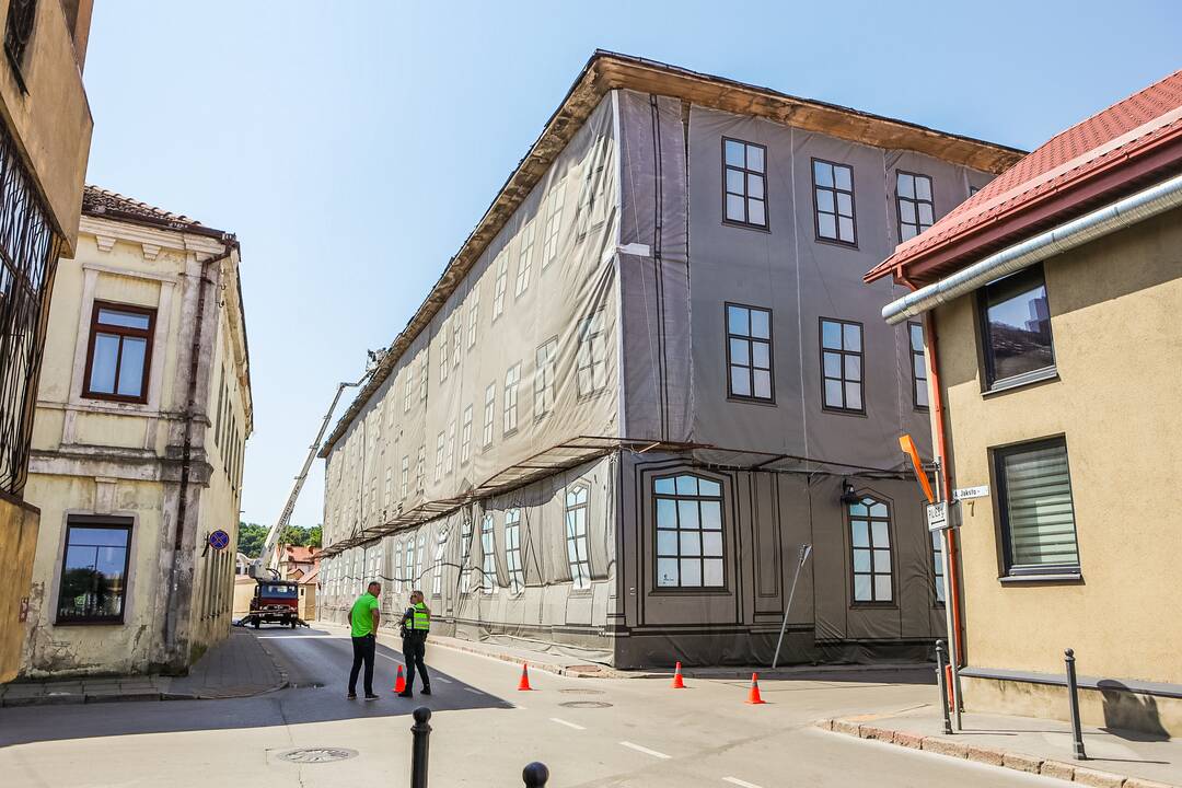 Darbai: šiuo metu atliekami darbai, kad pastatas nekeltų pavojaus aplinkiniams.