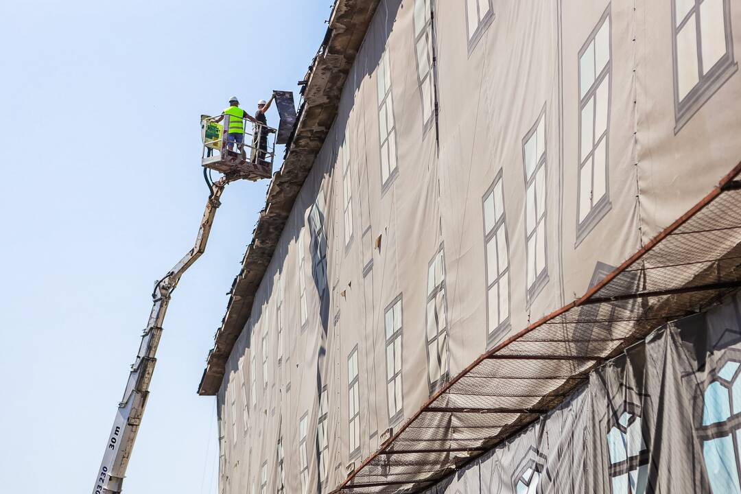 Darbai: šiuo metu atliekami darbai, kad pastatas nekeltų pavojaus aplinkiniams.