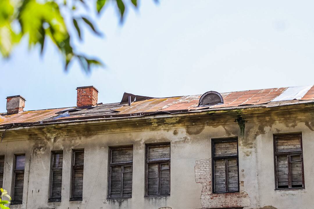 Darbai: šiuo metu atliekami darbai, kad pastatas nekeltų pavojaus aplinkiniams.