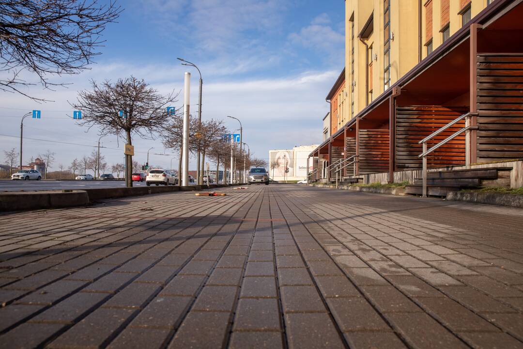 Užtvara: ties įvažiavimu pasitinka užkardas, kuris kartais nuleidžiamas ir gyventojai negali naudotis aikštele.