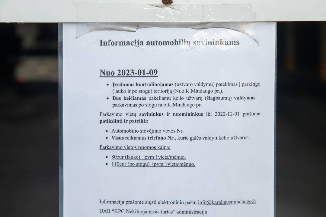 Užtvara: ties įvažiavimu pasitinka užkardas, kuris kartais nuleidžiamas ir gyventojai negali naudotis aikštele.
