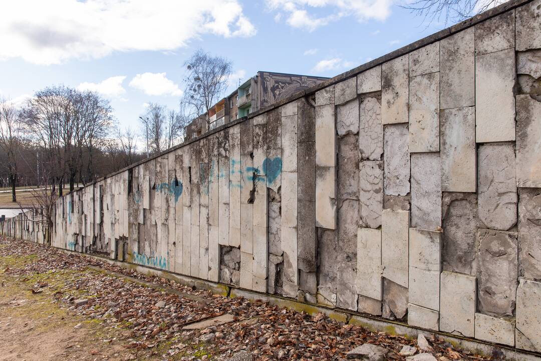 Apleista: Sąjungos aikštė nesulaukia jokio remonto.