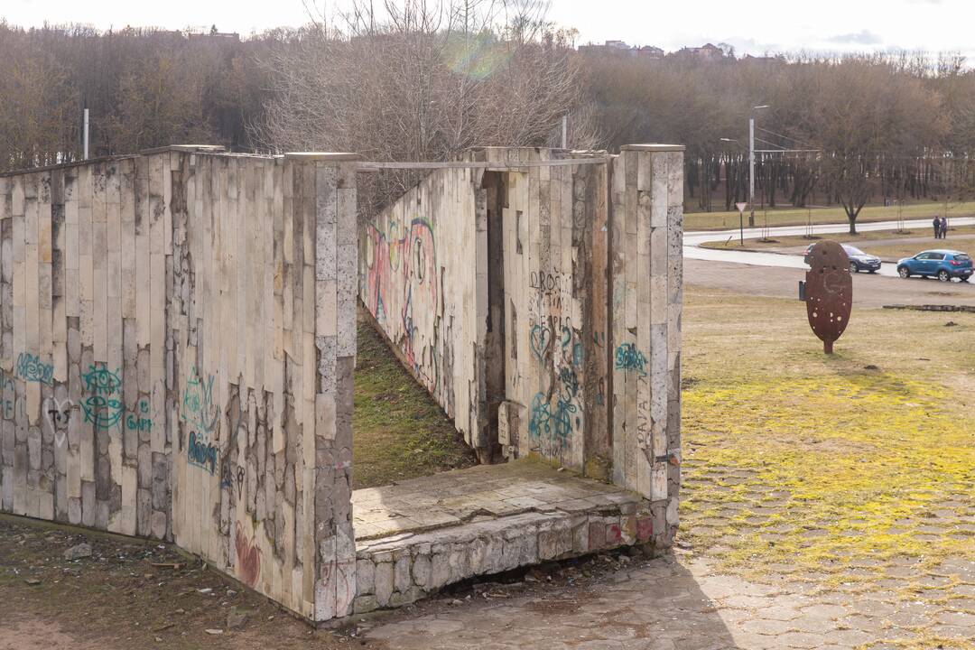 Apleista: Sąjungos aikštė nesulaukia jokio remonto.