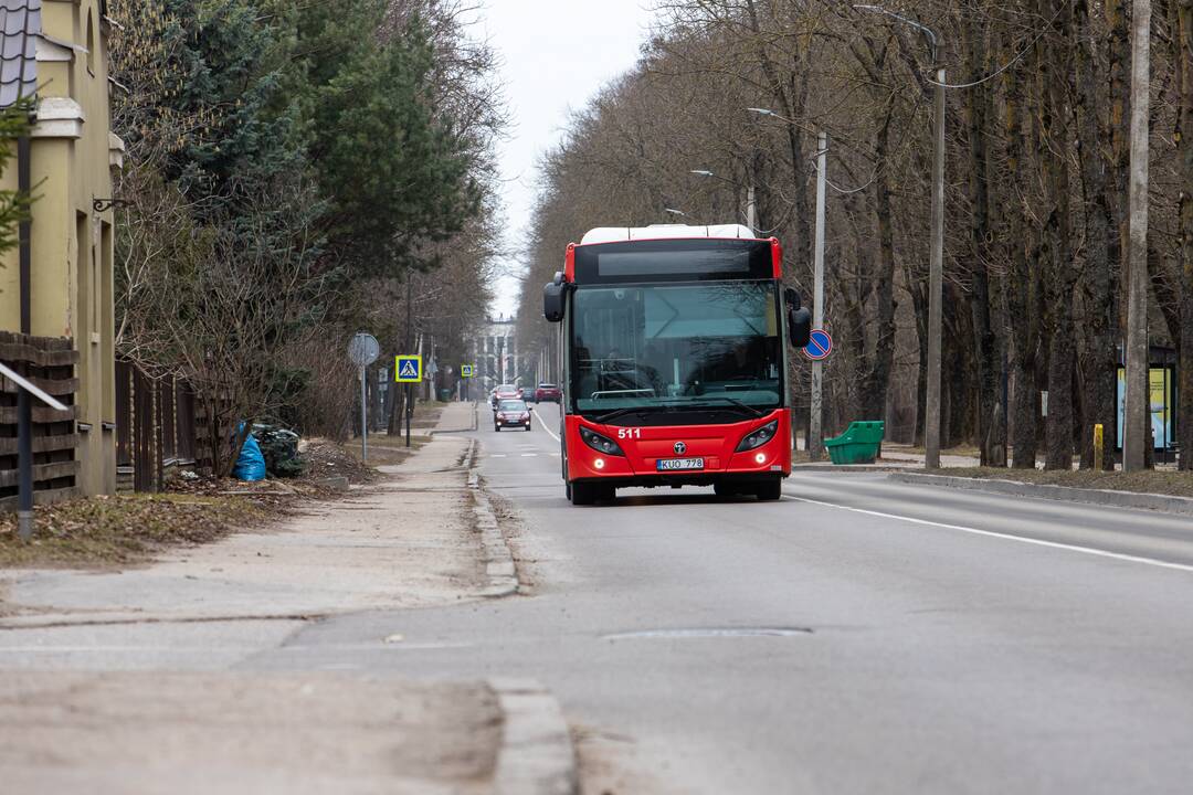 Eismas: gyventojai pastebi, kad Vydūno alėjoje padaugėjo automobilių, todėl per triukšmą ir išmetamuosius dūmus negalima net langų atsidaryti.