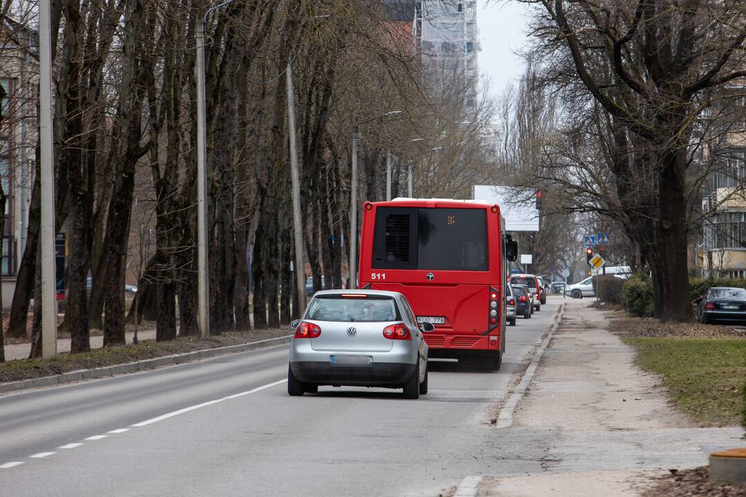 Eismas: gyventojai pastebi, kad Vydūno alėjoje padaugėjo automobilių, todėl per triukšmą ir išmetamuosius dūmus negalima net langų atsidaryti.