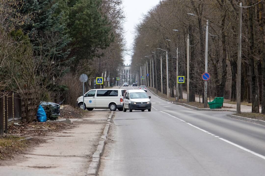 Eismas: gyventojai pastebi, kad Vydūno alėjoje padaugėjo automobilių, todėl per triukšmą ir išmetamuosius dūmus negalima net langų atsidaryti.