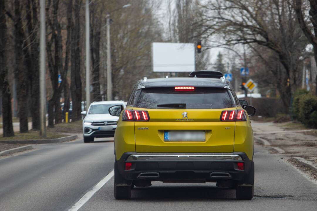 Eismas: gyventojai pastebi, kad Vydūno alėjoje padaugėjo automobilių, todėl per triukšmą ir išmetamuosius dūmus negalima net langų atsidaryti.