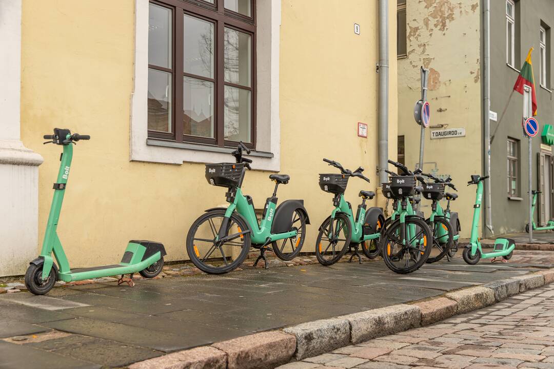Situacija: tvarkingai išrikiuoti paspirtukai ilgai neužsibūna – greitai paimami ir tada pastatomi bet kur.