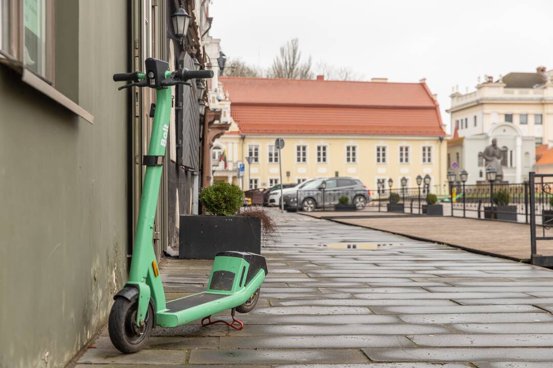 Situacija: tvarkingai išrikiuoti paspirtukai ilgai neužsibūna – greitai paimami ir tada pastatomi bet kur.