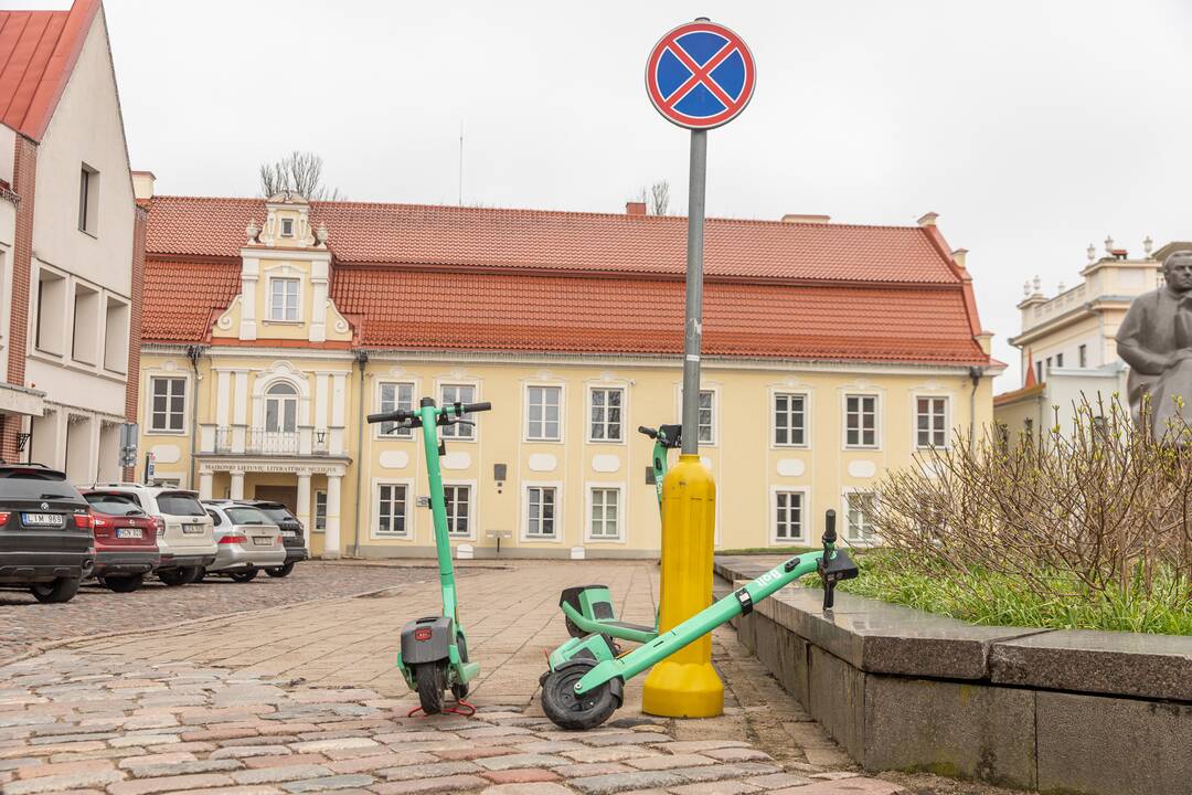 Situacija: tvarkingai išrikiuoti paspirtukai ilgai neužsibūna – greitai paimami ir tada pastatomi bet kur.