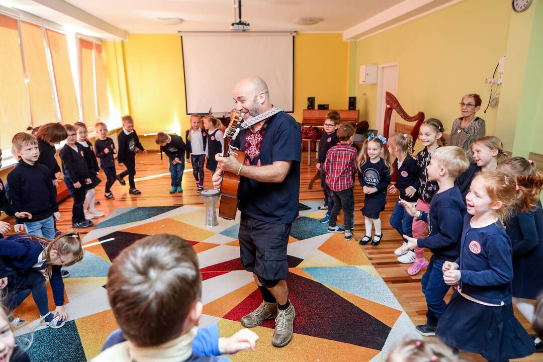 Nagingas: Talo rankos ne tik meistriškai groja įvairiais instrumentais, bet ir kuria štai tokius meno kūrinius.