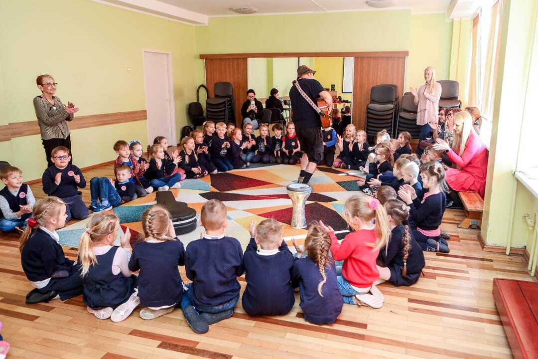 Nagingas: Talo rankos ne tik meistriškai groja įvairiais instrumentais, bet ir kuria štai tokius meno kūrinius.
