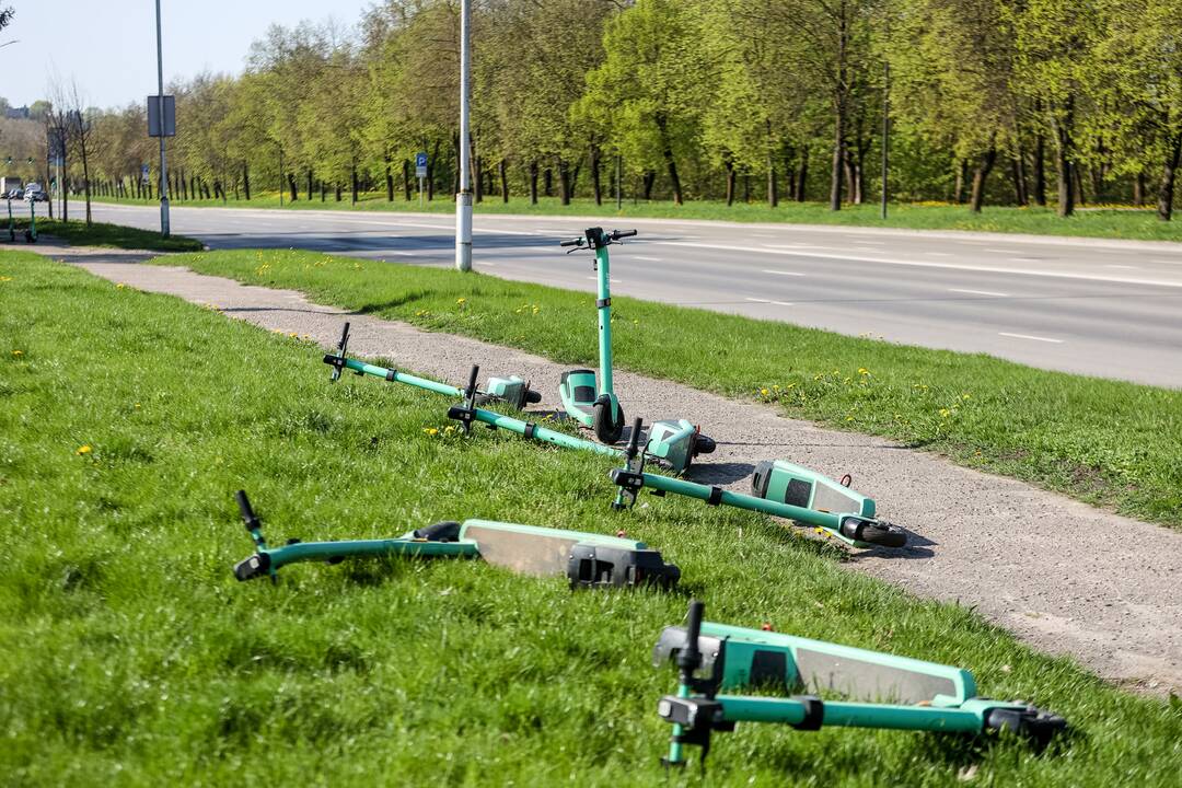 Situacija: tvarkingai išrikiuoti paspirtukai ilgai neužsibūna – greitai paimami ir tada pastatomi bet kur.