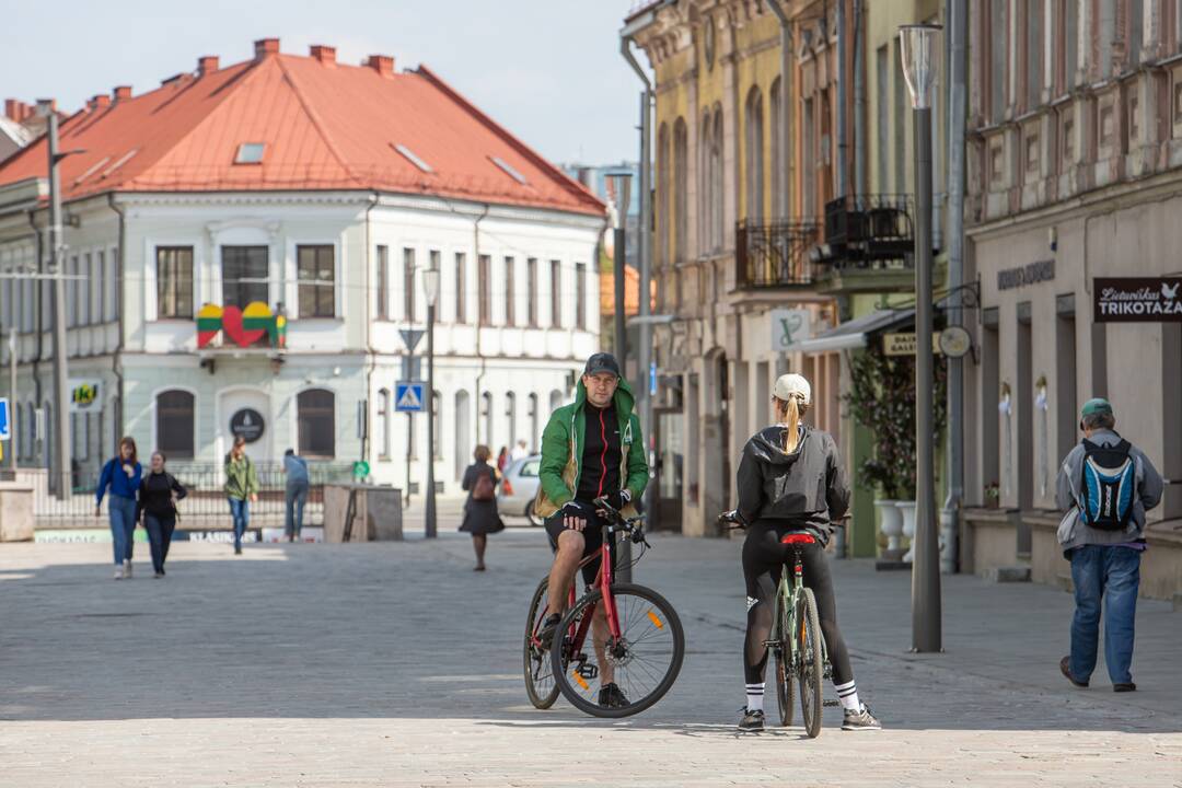 Situacija: tvarkingai išrikiuoti paspirtukai ilgai neužsibūna – greitai paimami ir tada pastatomi bet kur.
