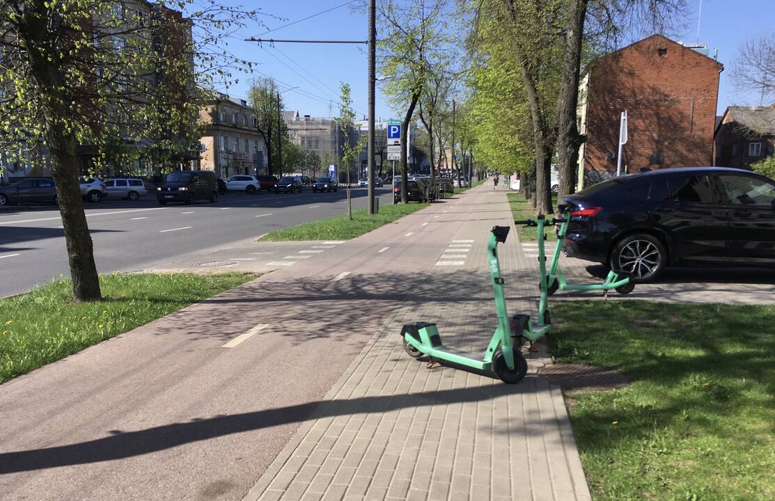 Situacija: tvarkingai išrikiuoti paspirtukai ilgai neužsibūna – greitai paimami ir tada pastatomi bet kur.