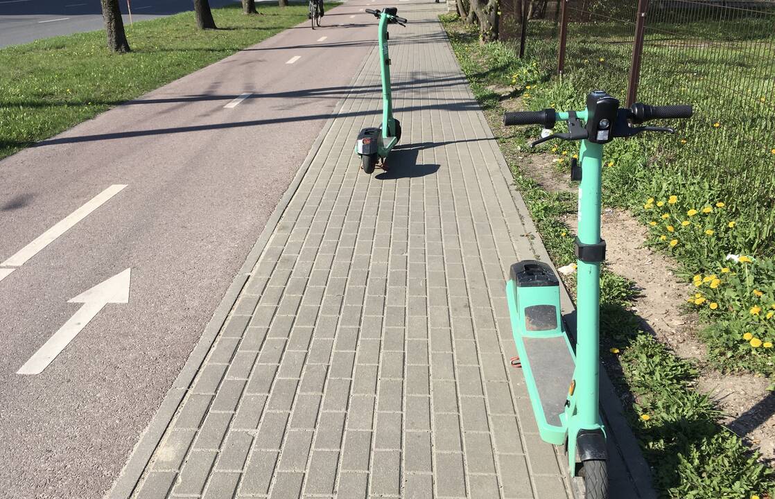 Situacija: tvarkingai išrikiuoti paspirtukai ilgai neužsibūna – greitai paimami ir tada pastatomi bet kur.