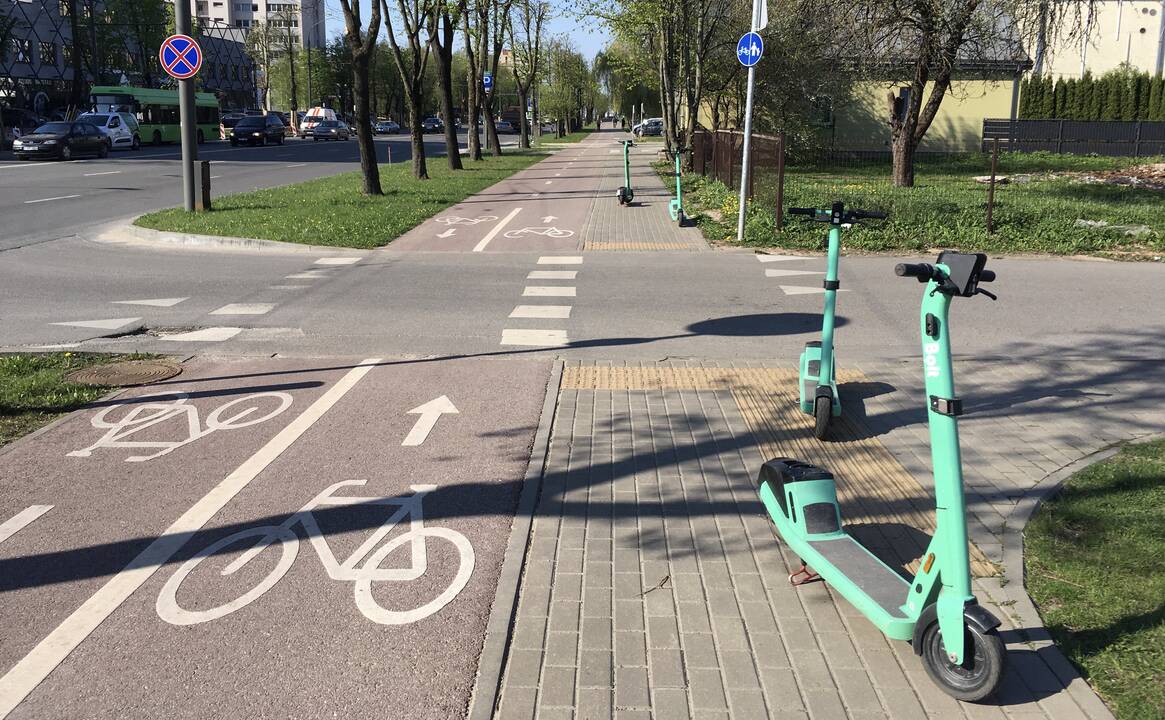Situacija: tvarkingai išrikiuoti paspirtukai ilgai neužsibūna – greitai paimami ir tada pastatomi bet kur.