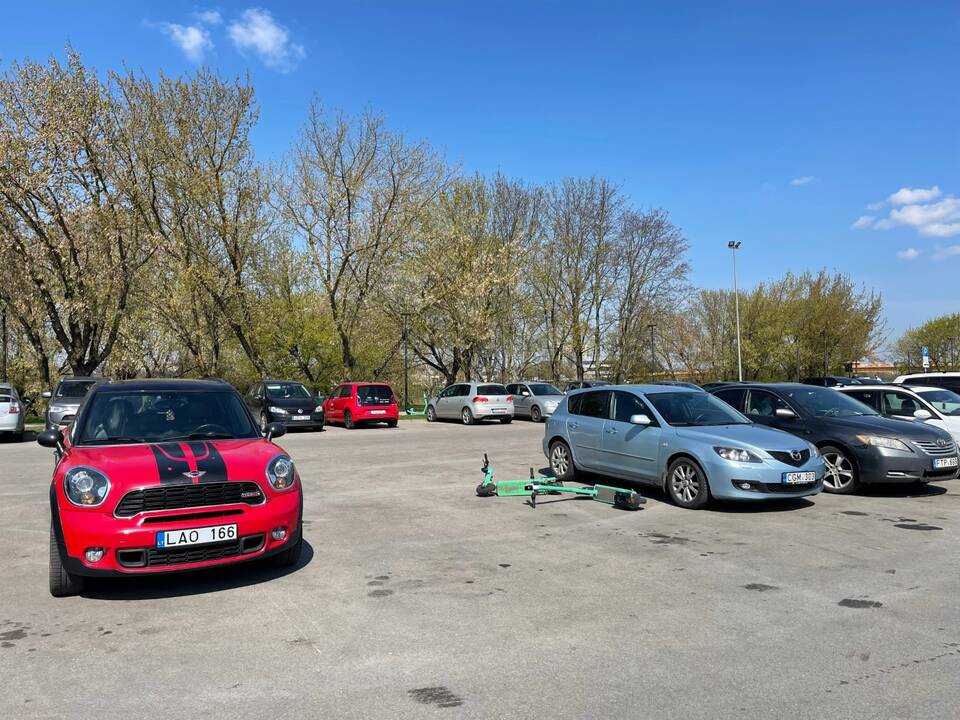 Situacija: tvarkingai išrikiuoti paspirtukai ilgai neužsibūna – greitai paimami ir tada pastatomi bet kur.
