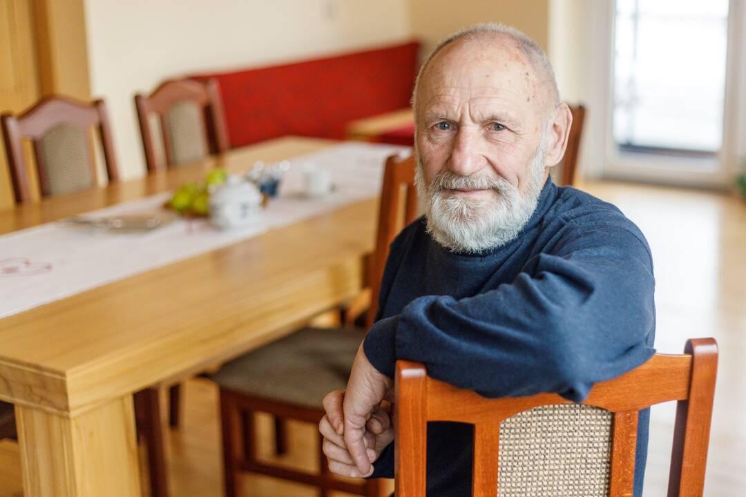 Nesutramdomas: vasarą Anatolijus vaiko vėją stovėdamas ant burlentės.