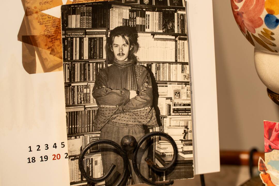 Legenda: ištraukti iš stalčių, paimti nuo lentynų, K. Navako daiktai šiandien kalba apie didį kūrėją.