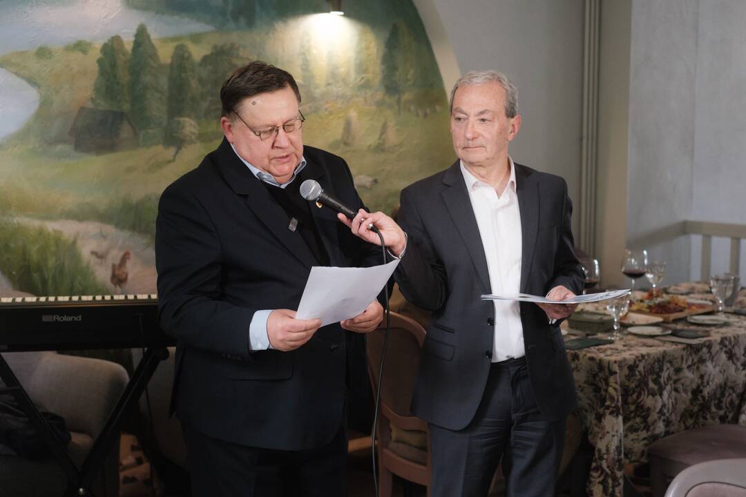 Iš kairės S. Smetonaitė- Petrauskienė, viduryje L. Navickienė, dešinėje G. Žakas