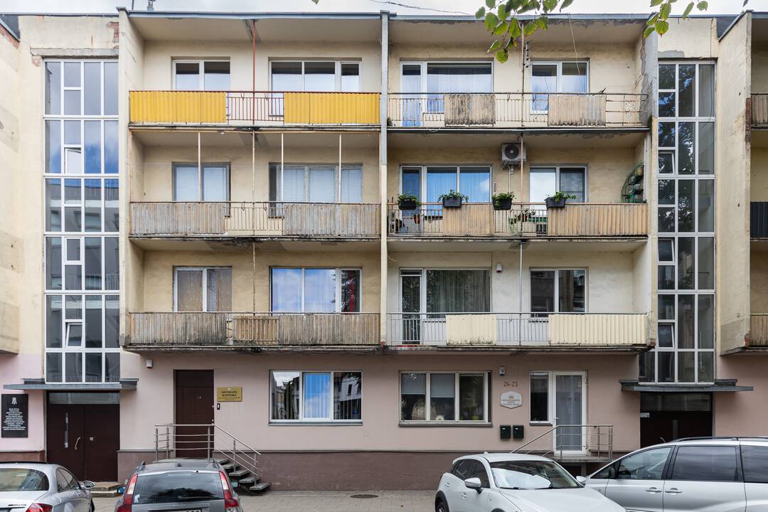 Kaimynystė: I. Kanto g. 24 pastatas stovi visai šalia tarpukario modernizmo perlo – buvusių Centrinio pašto rūmų.