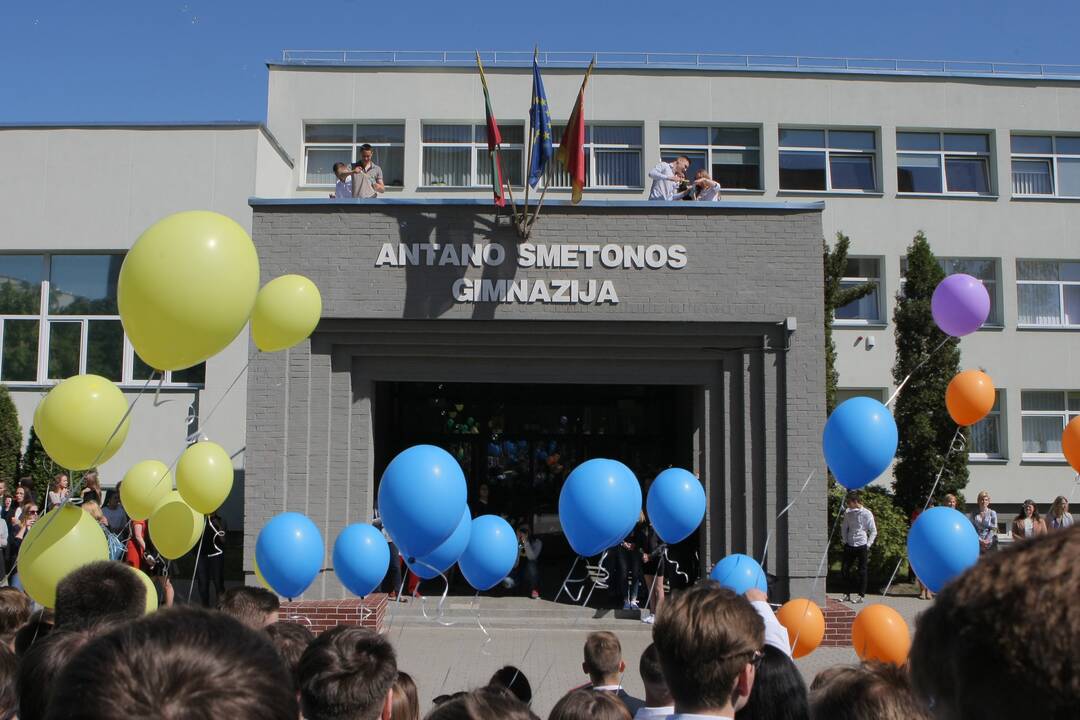 Pokyčiai: Kalniečiuose buvusi A.Smetonos gimnazija prijungta prie „Varpo“ gimnazijos, prezidento vardas suteiktas Rokų mokyklai.