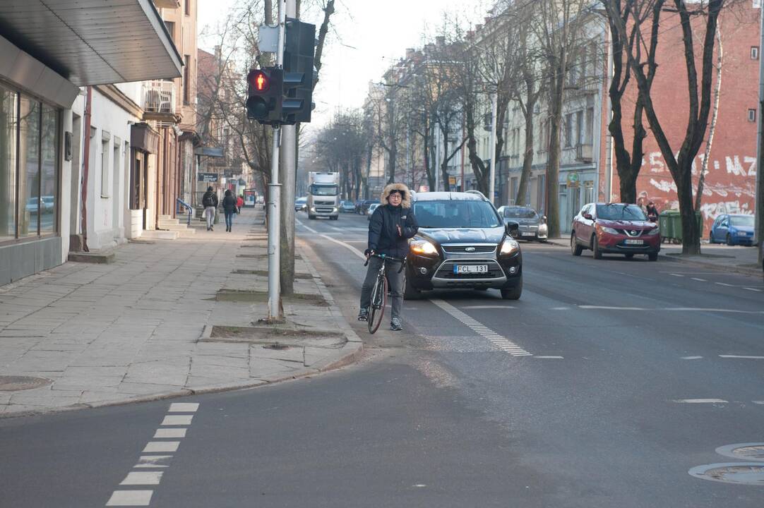 Sutvarkys: Vilniaus gatvėje pakeitus požemines komunikacijas, bus iš naujo paklotas tašytų akmenų grindinys.