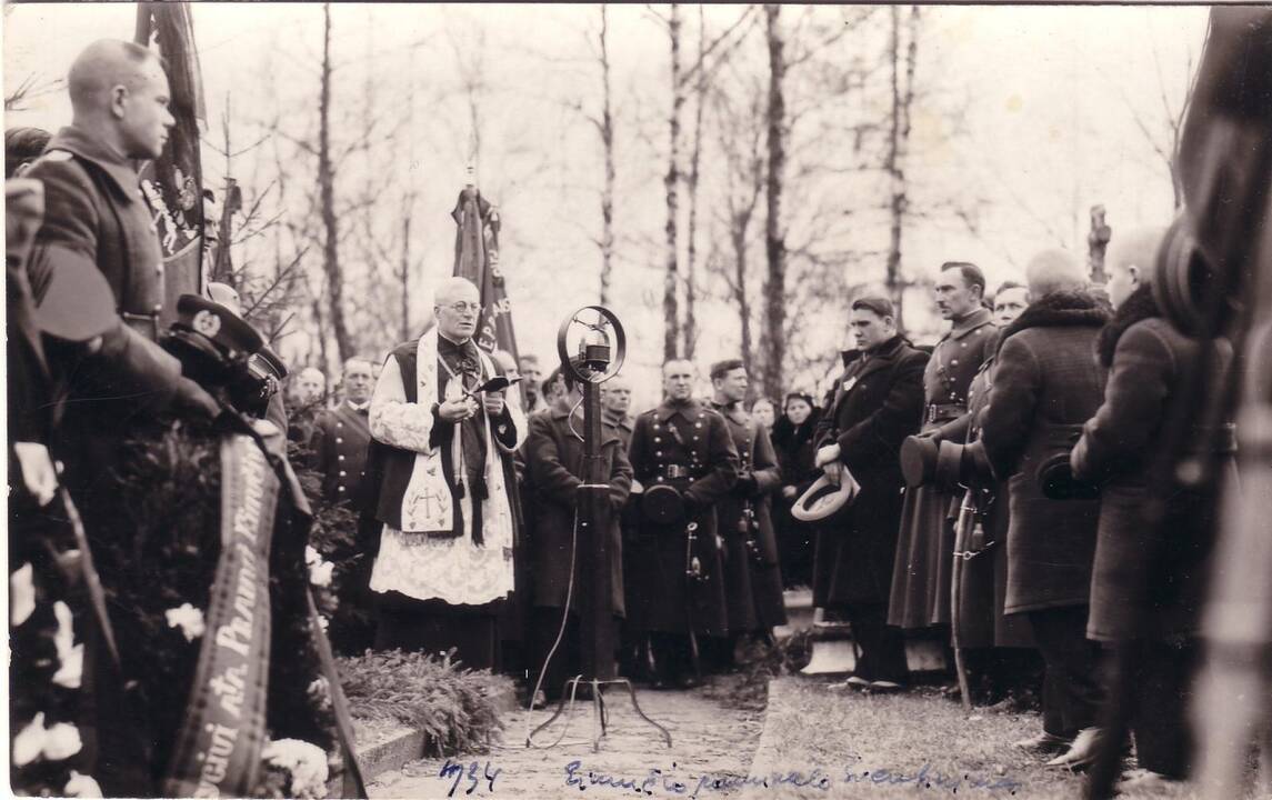 Paminėjo: LKKS sąjungos Kauno apskrities skyrius drauge su kitomis Kaune veikiančiomis ir krašto apsaugos struktūras remiančiomis visuomeninėmis organizacijomis pagerbė P.Eimučio žūties vietą.