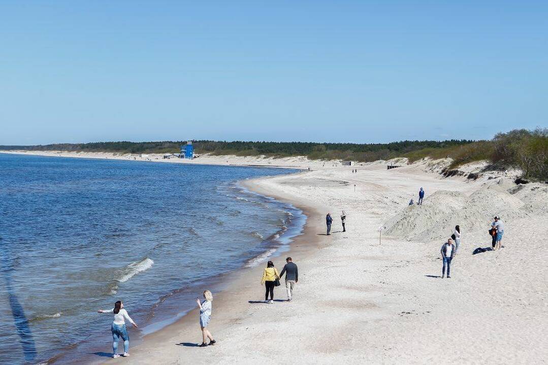 Palanga pildys paplūdimius iš jūros iškastu smėliu