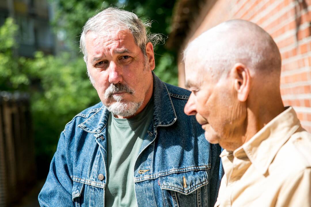Simbolis: kauniečiai A.Markūnas (kairėje) su A.Sadecku džiaugiasi, kad Korbiko Madona pagaliau atsidūrė Vilniaus arkikatedros bazilikos Tremtinių koplyčioje.