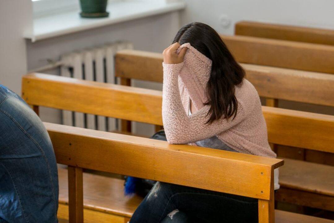 Iš kairės: nukentėjusieji, kaltinamasis ir jo sutuoktinė Kauno apylinkės teisme.