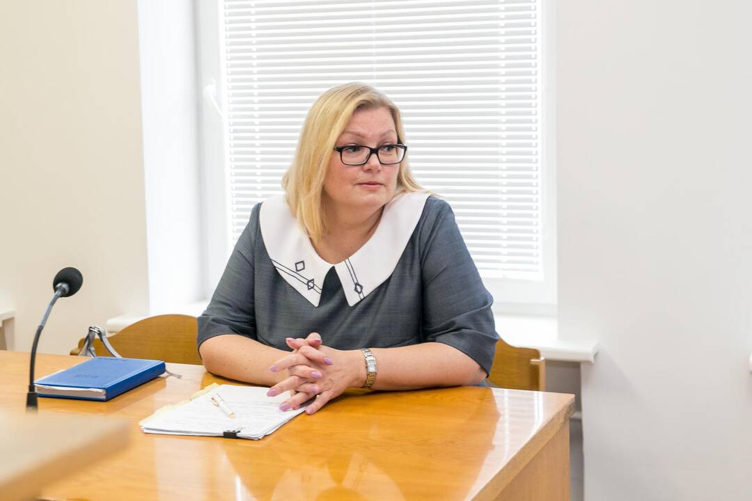 Karnavalas: T.Karanauskas, kaip ir jo sutuoktinė, įnirtingai slepia veidą nuo žiniasklaidos fotoobjektyvų.