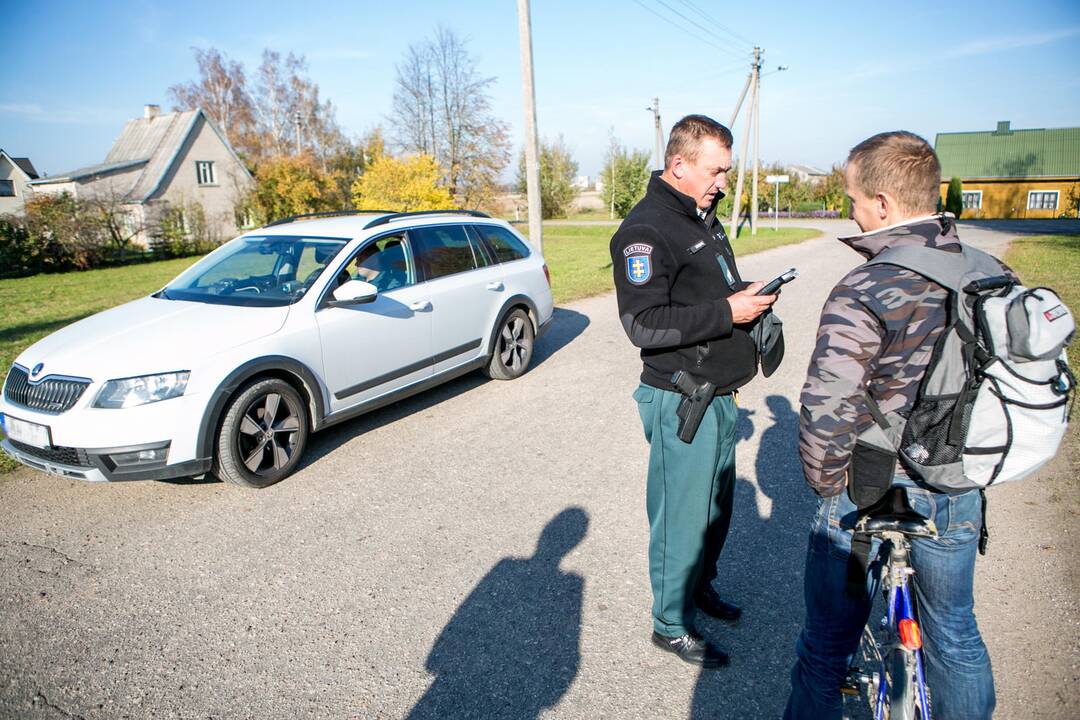 Reidas Kaune su nežymėtu policijos automobiliu