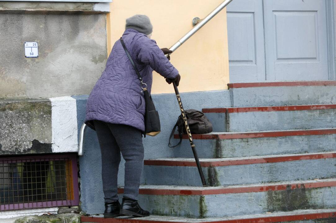 Situacija: nesulaukę pensijų kauniečiai skundžiasi negalintys ir prisiskambinti jų išnešiotojams.