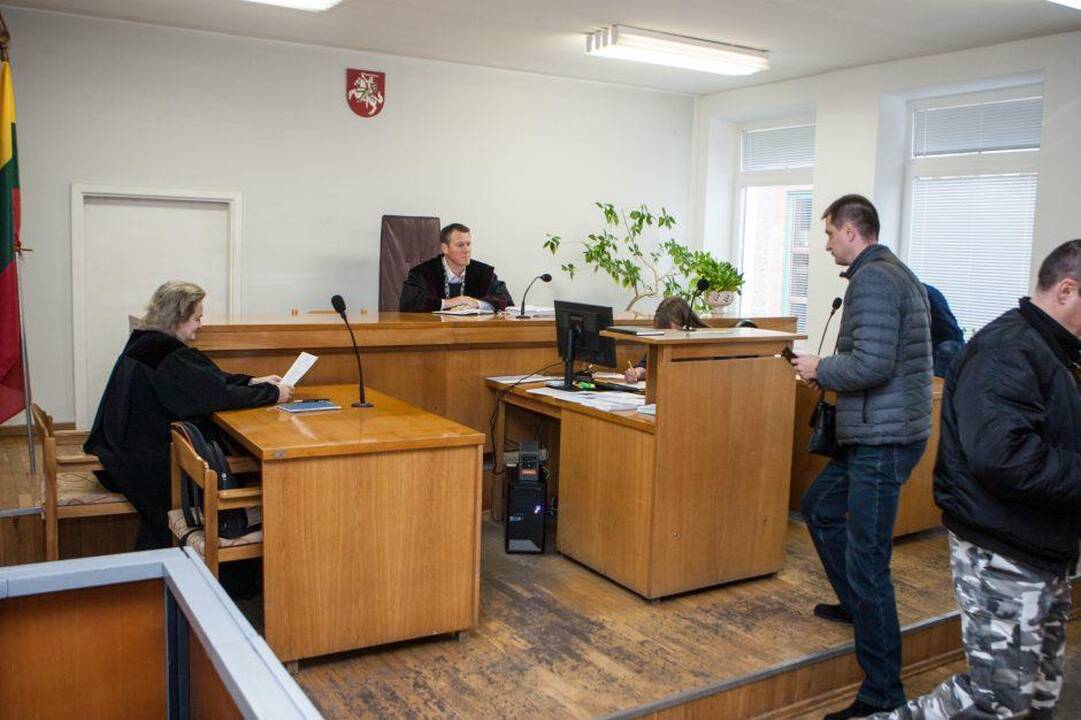 Iš kairės: nukentėjusieji, kaltinamasis ir jo sutuoktinė Kauno apylinkės teisme.
