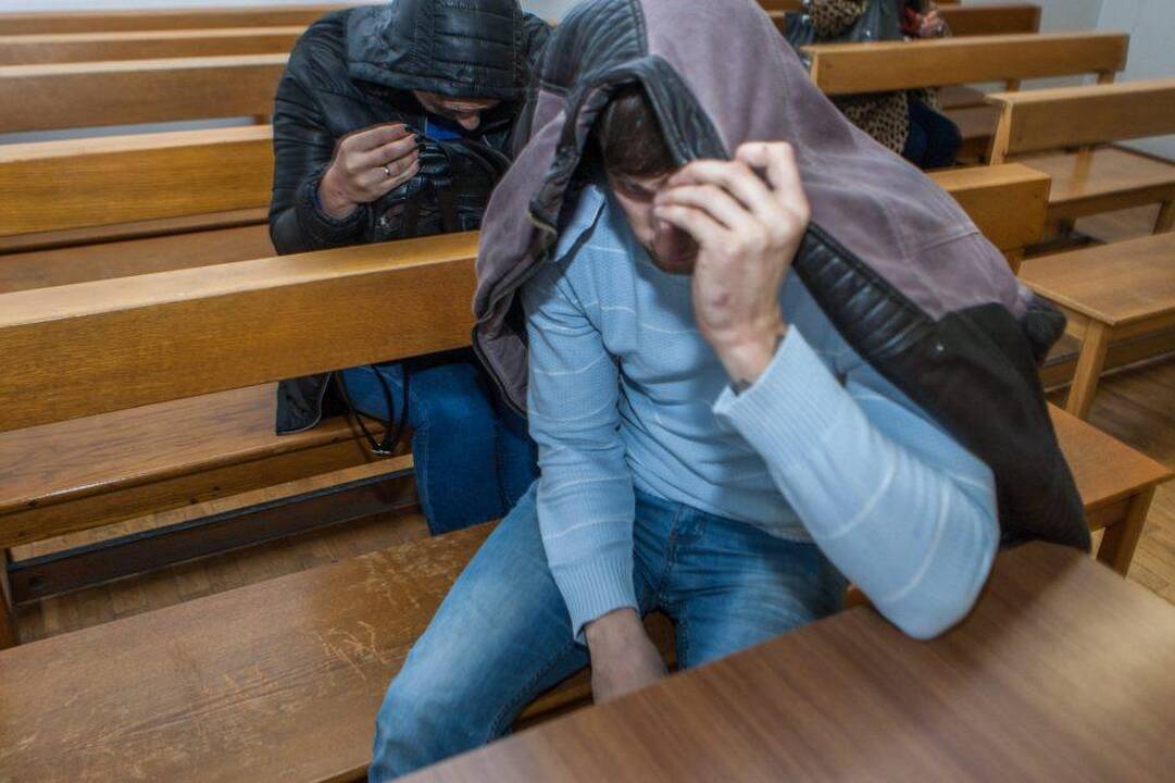 Iš kairės: nukentėjusieji, kaltinamasis ir jo sutuoktinė Kauno apylinkės teisme.