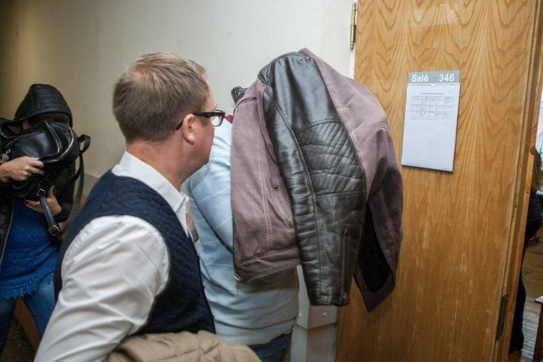 Iš kairės: nukentėjusieji, kaltinamasis ir jo sutuoktinė Kauno apylinkės teisme.