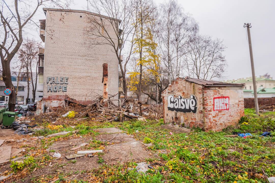 Ironija: užrašas, perkeltas į šiukšlyną, kelia daug diskusijų.