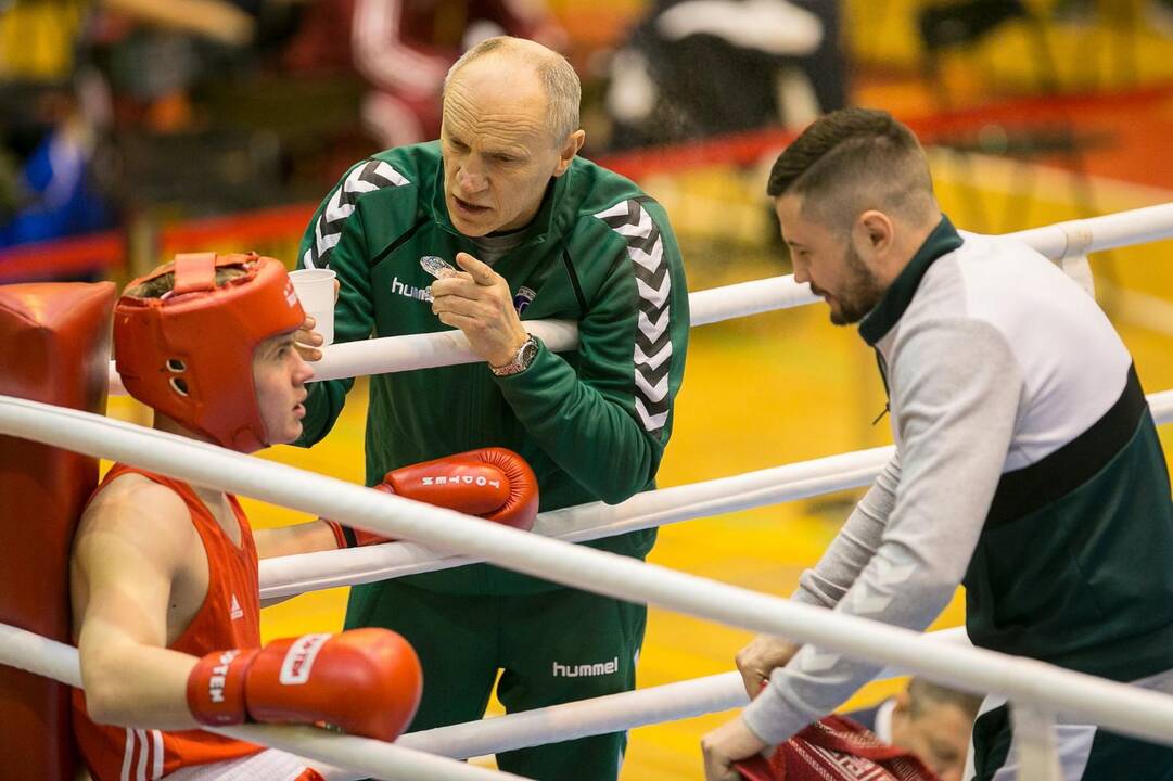 Lūkesčiai: treneris J.Kibas (viduryje) viliasi, kad Lietuvos jaunimo bokso rinktinė šiemet iš Europos čempionato grįš su trofėjais (dešinėje – treneris M.Palionis).