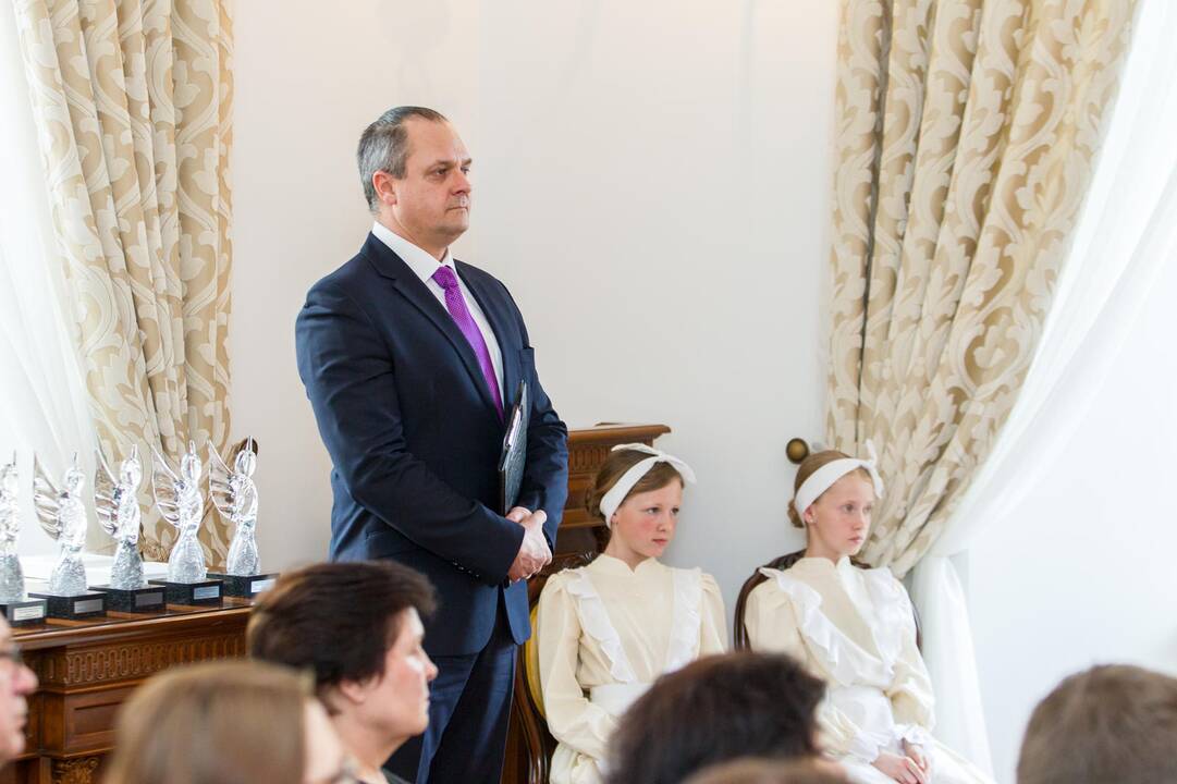 Pagerbė: Kauno rajono vicemeras Antanas Nesteckis gydytojai M.Karvovskienei įteikė savivaldybės medalį (pasižymėjimo ženklą).