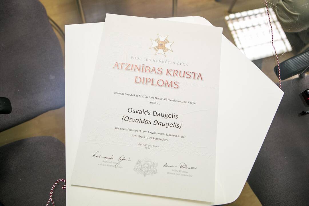 Įvertino: Latvijos Prezidentas Raimondas Vėjuonis O.Daugeliui įteikė vieną aukščiausių valstybės apdovanojimų – Pripažinimo Kryžiaus Komandoro ordiną.