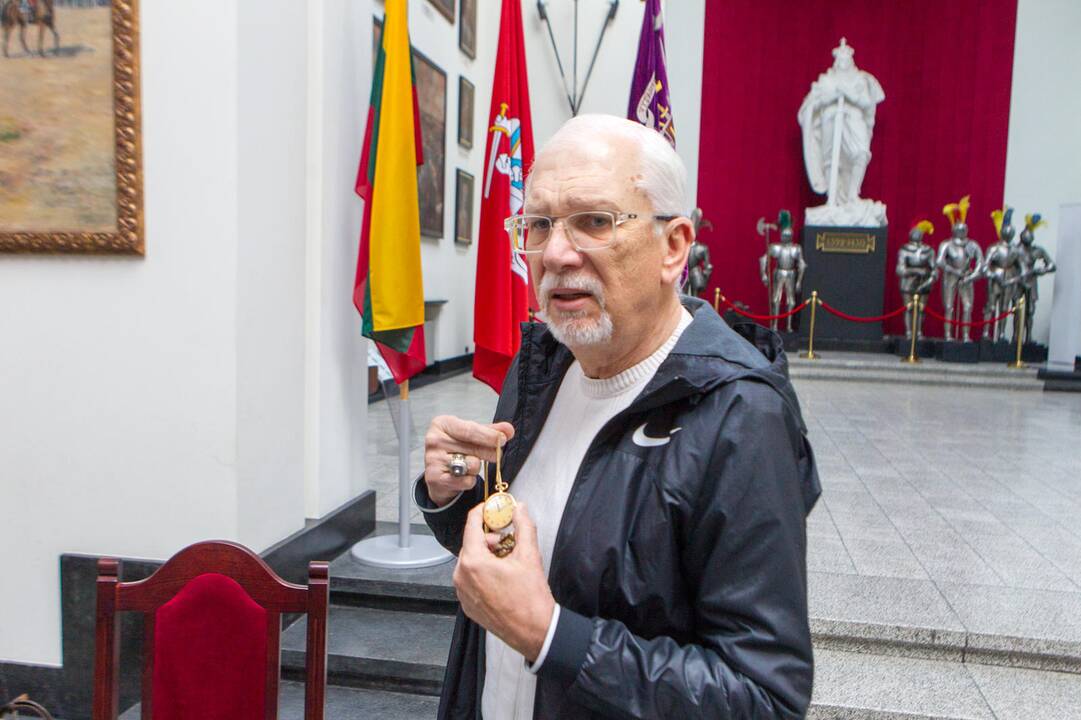 Atlikta: K.Šukis ir R.Kačkutė su K.Skučo pomirtiniu apdovanojimu ir jį liudijančiu dokumentu.