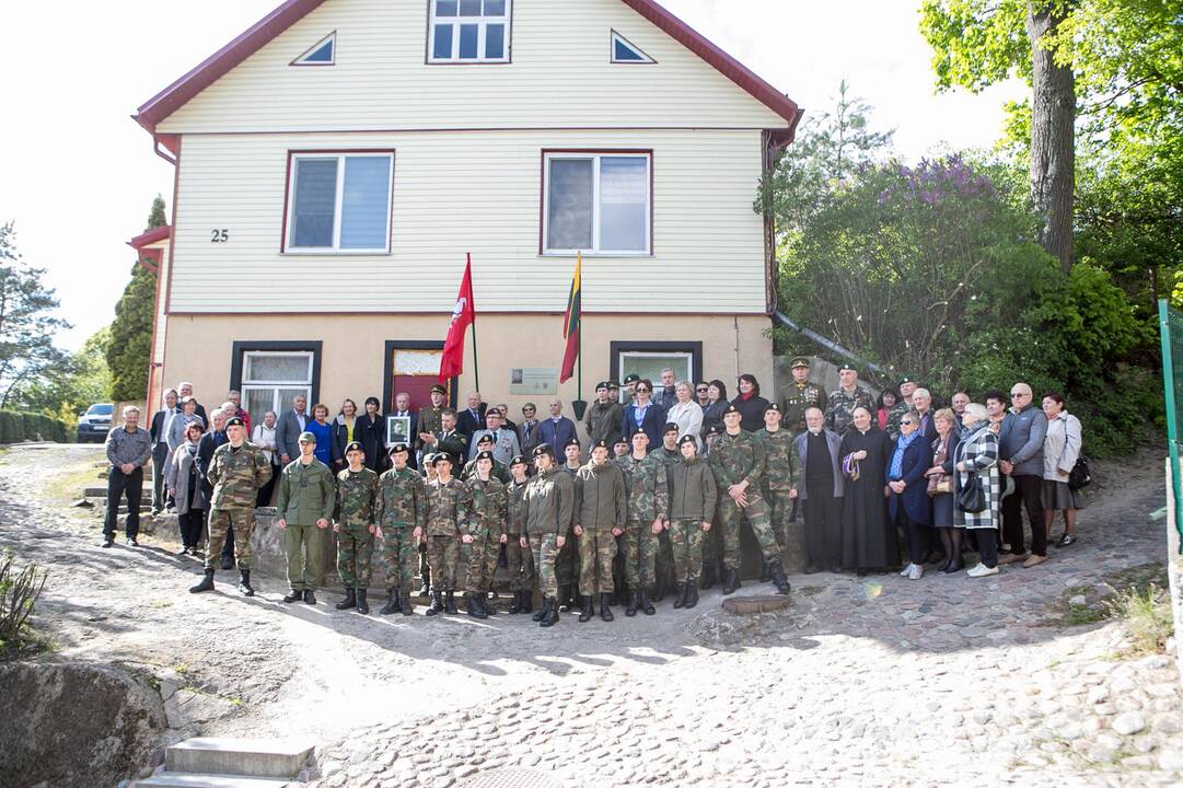 Vieta: atminimo lenta paženklino namą Vilkijos Kauno g. 25, kuriame gyveno Iganatavičių šeima.