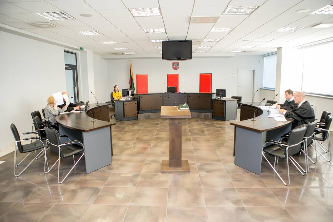 Elgesys: teisme sutikta O.Gončaruk vengė "Kauno dienos" žurnalistų dėmesio.