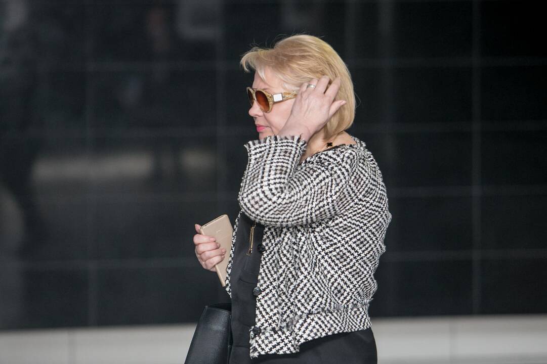 Elgesys: teisme sutikta O.Gončaruk vengė "Kauno dienos" žurnalistų dėmesio.