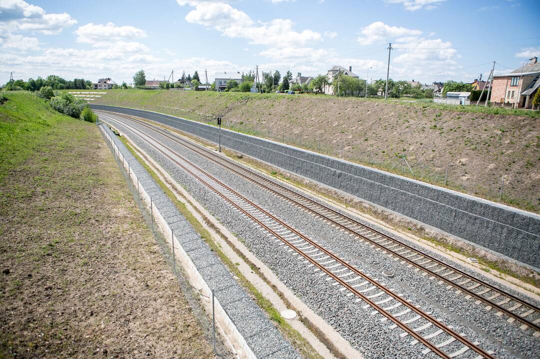Skundas: anot gyventojų, visos geležinkelio atliekos buvo supiltos į didelę krūvą ir tik žurnalistams pradėjus domėtis krūva pradėjo nykti.